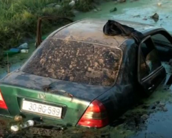 Avtomobil su kanalına düşdü - VİDEO